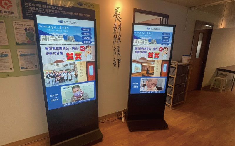 R系列 55吋移動式/工業/全平面電容式觸控/導覽型電子看板
